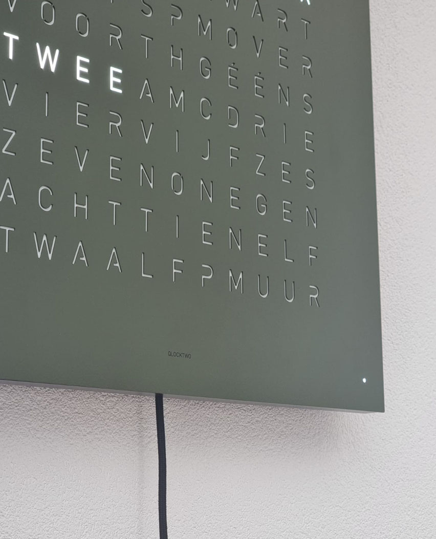 Qlocktwo Olive Green verticaal